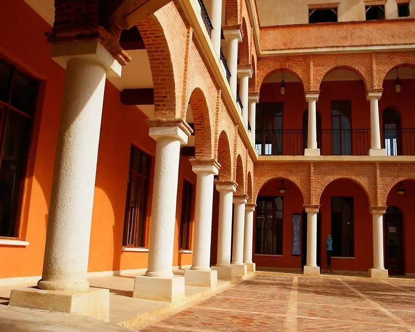 Luxury Plaza Colonial Apartment With Superior Location Next To Town & Beaches 拉斯特拉纳斯