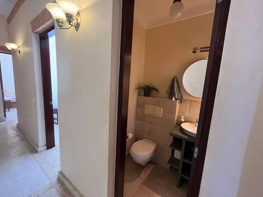 Luxury Plaza Colonial Apartment With Superior Location Next To Town & Beaches 拉斯特拉纳斯
